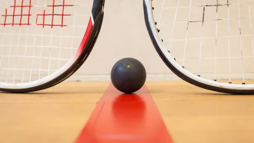 Zwei Schläger und Ball